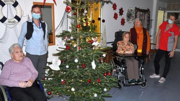 Weihnachten vor einem Jahr: Auch damals herrschte in Senioreneinrichtungen Ungewissheit: hier Einrichtungsleiterin Anja Möller mit Bewohnern des Awo-Pflegeheims am Magdalenenlusterweg.