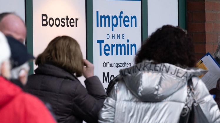 Großer Andrang vor dem neuen Impfzentrum am Landtag in Hannover. Viele Menschen nutzen akzuell freiwillig die Gelegenheit, sich impfen zu lassen. Zugleich ist jetzt aber auch eine erste selektive erste Corona-Impfpflicht für Beschäftigte in Heimen und Kliniken auf dem Weg.