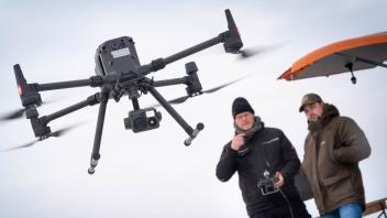 Mit einem Quadrocopter und Wärmebildkamera befliegen Landesforstmitarbeiter Sven Meysing und Geert Hobbing die Randbereiche zur Sperrzone.