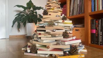 Cool und ein bisschen knifflig: der Weihnachtsbaum aus Büchern.