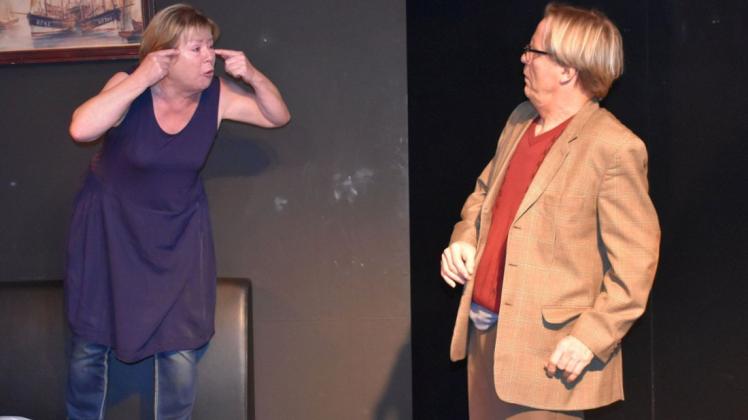 Schauspiel mit vollem Einsatz: Brigitte Peters und Lemmi Lembcke bringen im Werk 3 die Komödie „Vier linke Hände“ auf die Bühne.