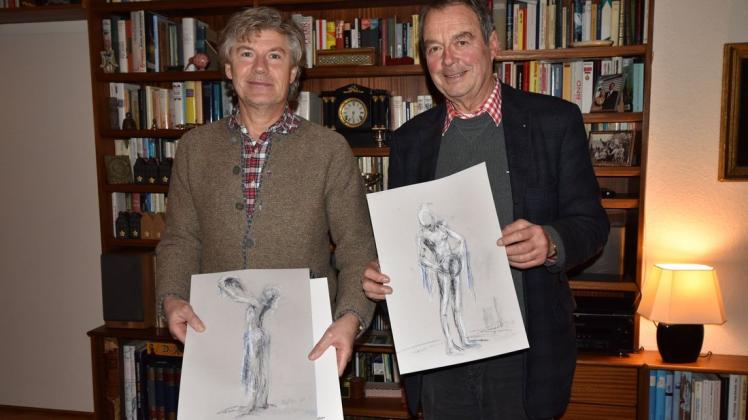 Alexander Gehrke (l.) und Alexander Prechtel präsentieren die von Jastram handsignierten Kunstdrucke auf handgeschöpftem Büttenpapier. Alexander Gehrke (l.) und Alexander Prechtel präsentieren die von Jastram handsignierten Kunstdrucke auf handgeschöpftem Büttenpapier.