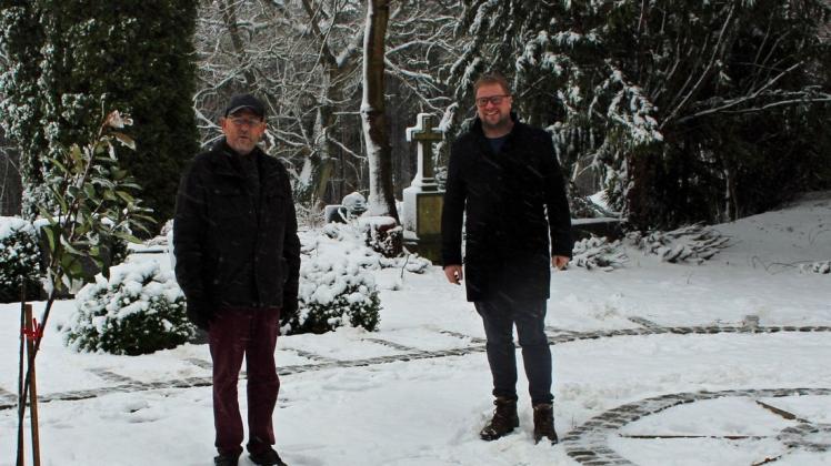 Auf der neuen Urnenanlage in Kirch Rosin: Dieter Merz (links) und Pastor Jonas Görlich.