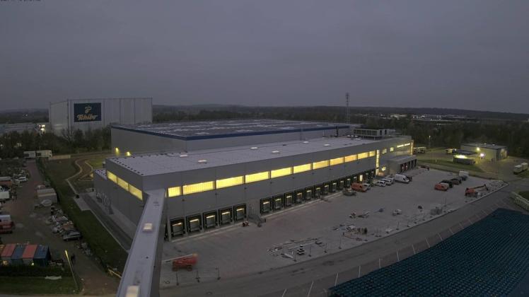 Blick auf die neue Tiefkühlhalle von Edeka im Businesspark an der A24. Diese Halle ist nur ein Teil der umfassenden Modernisierungsarbeiten am Standort nahe Zarrentin.