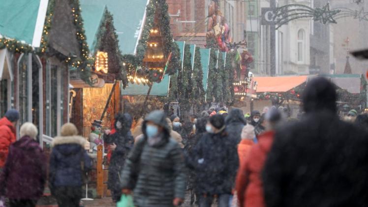 Ein letztes Mal besuchten Rostocker am Mittwoch den Weihnachtsmarkt in der Innenstadt.