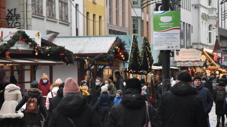 In Rostock gilt die Warnstufe Rot Plus. Deshalb muss ab Donnerstag auch der Weihnachtsmarkt schließen. In Rostock gilt die Warnstufe Rot Plus. Deshalb muss ab Donnerstag auch der Weihnachtsmarkt schließen.