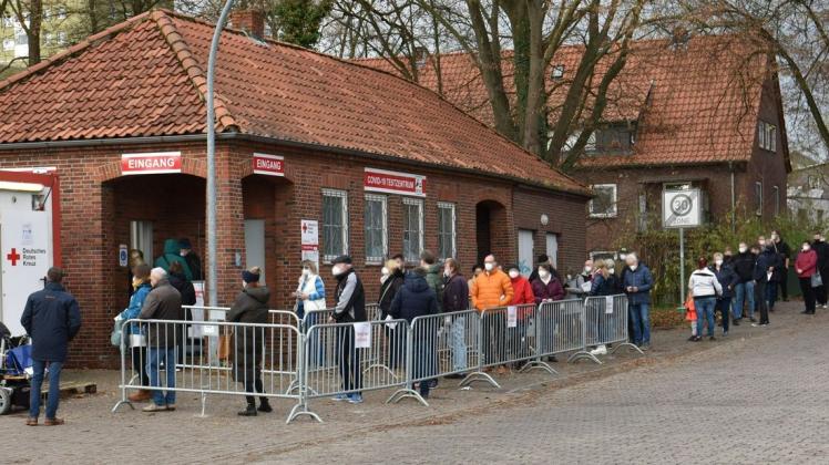 Die Delmenhorster Testzentren könnten schon bald entlastet werden. Dank der niedrigen Hospitalisierung könnte bereits ab Sonntag wieder die Warnstufe 1 gelten. Die Delmenhorster Testzentren könnten schon bald entlastet werden. Dank der niedrigen Hospitalisierung könnte bereits ab Sonntag wieder die Warnstufe 1 gelten.