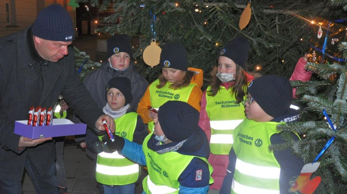 Nach Aus für Weihnachtsmarkt in Güstrow THWMinis schmücken Baum SVZ