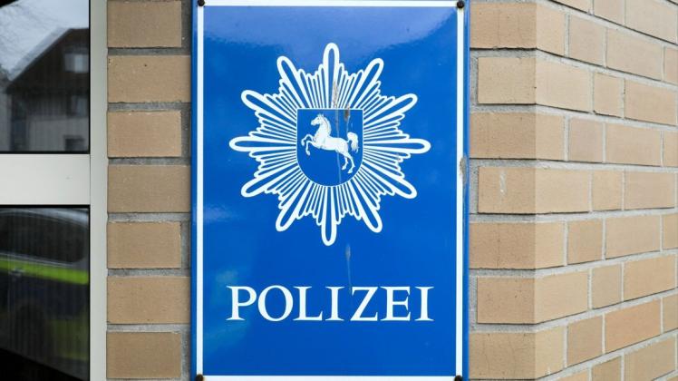Ein Radfahrer hat laut Polizei die Handtasche einer Frau in Meppen gestohlen.