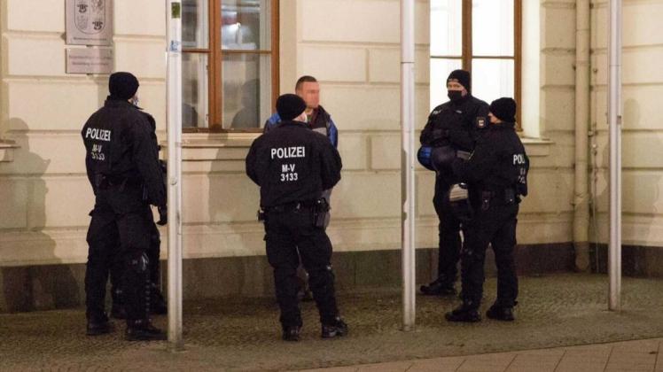 Fünf Polizisten halten den Mann in der Schlossstraße in Schach.