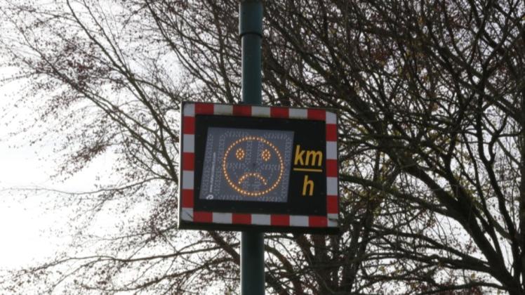 Einen traurigen Smiley könnten Autofahrer, die zu schnell unterwegs sind, bald in Mankmoos zu sehen bekommen. Die Stadt Warin prüft das Anbringen weiterer leuchtender Geschwindigkeitsanzeigen. (Symbolbild)