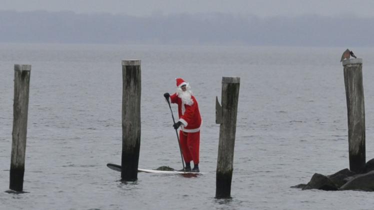 Das wird ein einsames Weihnachtsfest für den Poeler Weihnachtsmann: Wie bereits im Vorjahr musste der Wassersportler Steven Buchholz sein beliebtes Spektakel am Strand von Timmendorf coronabedingt absagen.