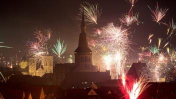 Farbenprächtiges Spektakel über Osnabrück. Bei diesem Jahreswechsel das wegen des Verkaufsverbots für Feuerwerk nicht zu erwarten. Pyrotechniker haben erhebliche Einbußen.