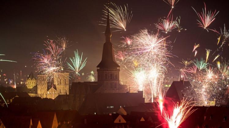 Farbenprächtiges Spektakel über Osnabrück. Bei diesem Jahreswechsel das wegen des Verkaufsverbots für Feuerwerk nicht zu erwarten. Pyrotechniker haben erhebliche Einbußen.