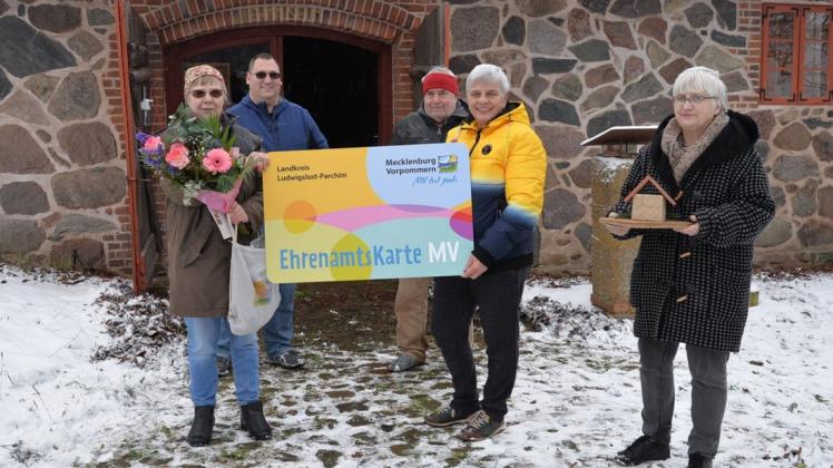 Zur Überreichung der Ehrenamtskarte für Marita Kiehnscherf kamen Ganzlins Bürgermeister Jens Tiemer, Burkhard Krüger vom Förderkreis, Angelika Lübcke und Uta Herz (v. l.).