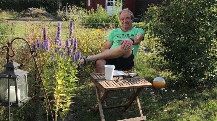 Einer der Gewinner: Martin Bruns aus Wildeshausen in seinem Garten, der durch seinen Bewuchs sogar Wasser spart.
