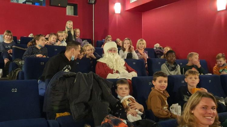Und dann sitzt da plötzlich der Weihnachtsmann im Kino. Bei der Weihnachtsfeier des Boizenburger Handballvereins durfte der Mann im roten Mantel natürlich nicht fehlen.