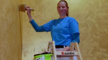 Sie bringt Farbe ins Leben: Malerin und Lackiererin Alexandra Guth hat ihre Ausbildung beim Malermeisterbetrieb Matthias Meemann GmbH in Lingen mit der Auszeichnung als Landesbeste in Niedersachsen abgeschlossen.