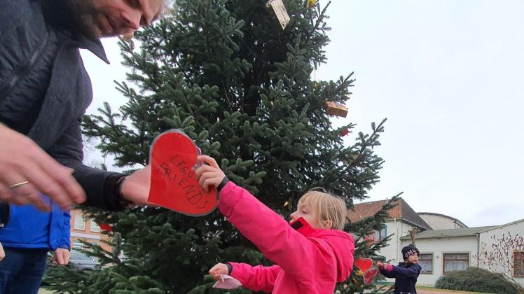 Viele Wünsche von Hortkindern fanden ihre Plätze am Wunschbaum auf dem Marktplatz in Neuhaus.