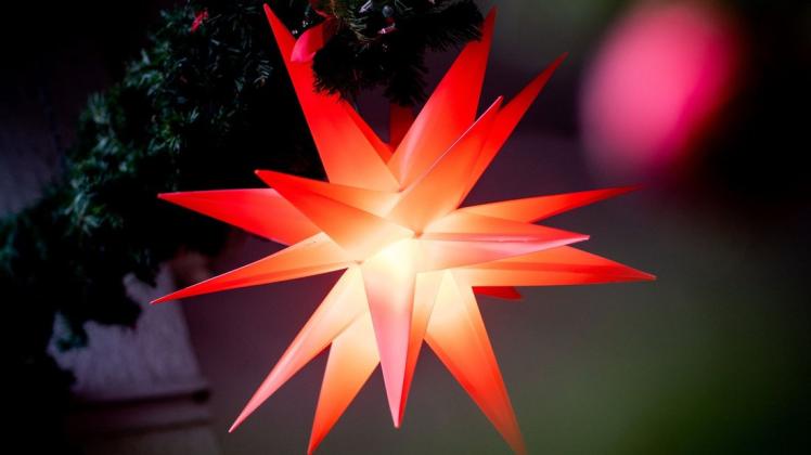 Vielerorts leuchtet in der Adventszeit ein Stern an Bäumen und Gebäuden.