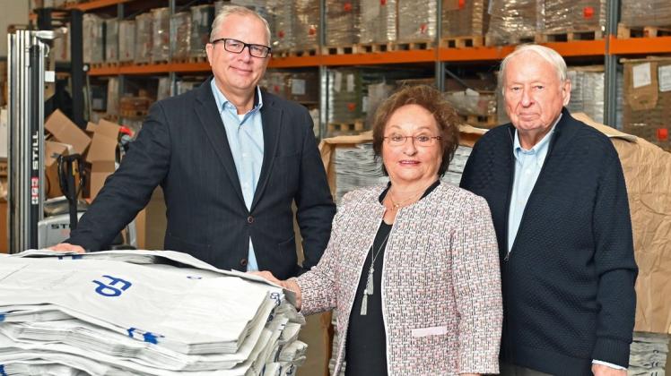 Die Geschäftsleitung der Firma Säcke Hinrichs im gut sortierten Hochregal-Warenlager: (v.l.) Daniel Kasperak (49) und seine Eltern, Gabriele und Oswald Kasperak (beide 82).