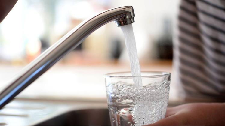 Erst wenn das Wasser wieder klar aus der Leitung fließt, sollten die betroffenen Menschen in Westerland ihre Waschmaschine wieder einschalten.
