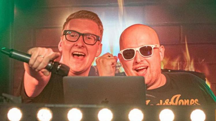 Für das Kinderhospiz in Osnabrück wollen DJ Matze (rechts) und DJ Jan McFunn während ihres Livestreams am 18. Dezember Geld sammeln.