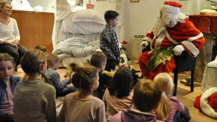 Während in den vergangenen Jahren die Wünsche im Dorfgemeinschaftsraum geäußert werden konnten, wird dieses Mal unter freiem Himmel auf den Weihnachtsmann in Kneese gewartet.