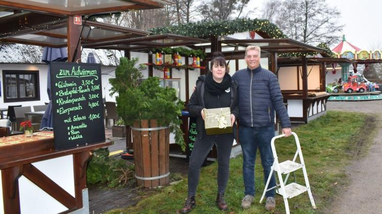 Letzte Handgriffe, dann kann der kleine Weihnachtsmarkt am Schlossbucht-Café am Franzosenweg öffnen: Restaurantbesitzer Matthias Wölk und Pächterin Sandra Fähnrich haben alles vorbereitet.