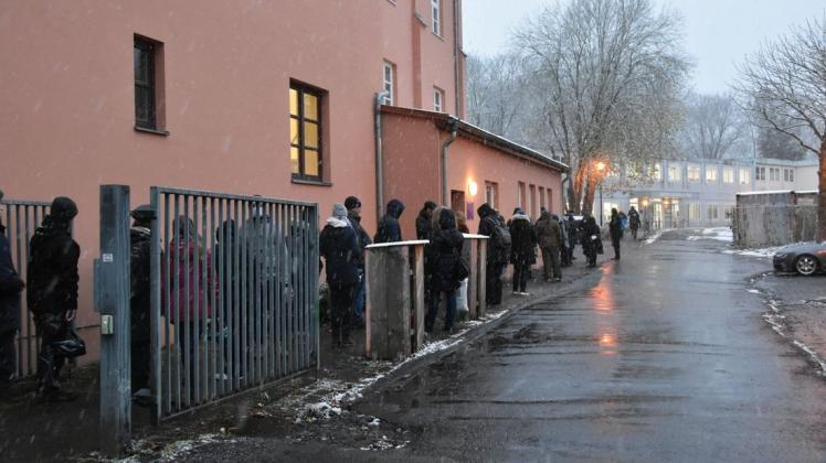 Gut zwei Wochen nach Eröffnung stehen noch immer lange Schlangen vor dem Impfstützpunkt in der Rostocker Innenstadt. Gut zwei Wochen nach Eröffnung stehen noch immer lange Schlangen vor dem Impfstützpunkt in der Rostocker Innenstadt.