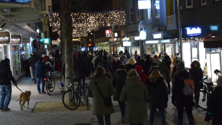 Rund 100 Delmenhorster protestierten am Freitagabend mit einem "Lichtermarsch" gegen die Corona-Maßnahmen der Regierung.