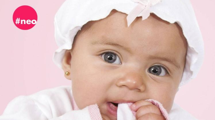 Rosa Kleidung, Ohrringe – Fragen nach dem Geschlecht dieses Babys scheinen überflüssig.