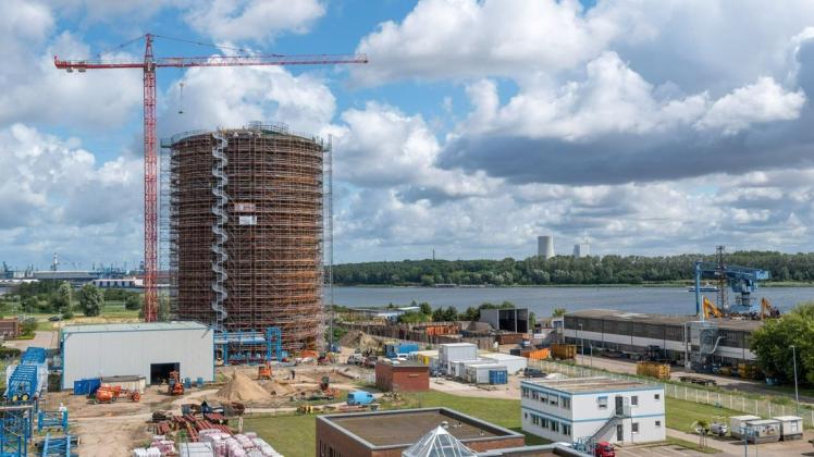 Wohl eine der auffälligsten Neubauten des Jahres 2021: der neue Wärmespeicher der Rostocker Stadtwerke in Schmarl.