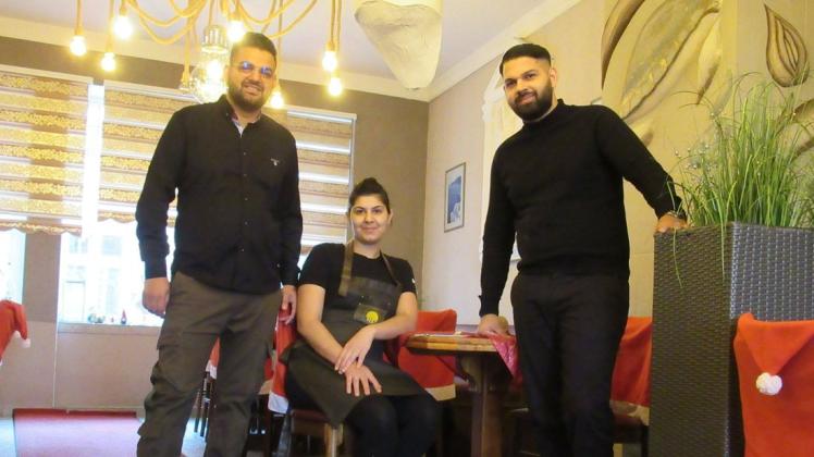 Die beiden Brüder Jannis (l.) und Alexios Tolios mit der Chefin und guten Seele des
Restaurants „Athen“, Kyriaki Boukla.
