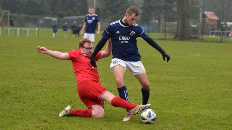 Nils Mindrup (blaues Trikot), auffälligster Spieler der Westfalia, im Zweikampf mit Bürens Matthias Grass. Nils Mindrup (blaues Trikot), auffälligster Spieler der Westfalia, im Zweikampf mit Bürens Matthias Grass.