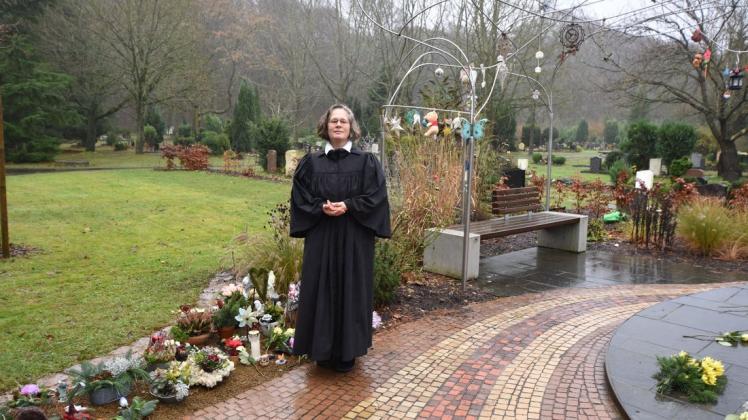 An der neu gestalteten Gedenkstätte auf dem Rostocker Westfriedhof finden Eltern einen Platz, an dem sie um ihre Sternenkinder trauern können. Pastorin Hilke Schicketanz weiß, wie wichtig es für die Hinterbliebenen ist, einen Ort der Erinnerung zu schaffen.