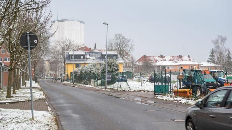Dort wo sich derzeit noch der Firmensitz der Rostocker Gehweg Reinigung im Dalwitzhofer Weg 5 (rechts) befindet, könnte bald ein neues Quartier mit Wohnungen und Gewerbe entstehen.