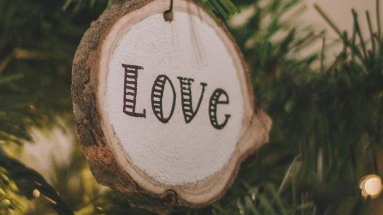 Weihnachten ist das Fest der Liebe, aber wie denken Singles darüber? (Symbolbild)