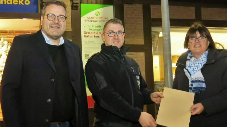 Einen Antrag auf Förderung überreichte Klaus-Henning Schönborn (Mitte) im Namen der Feuerwehr an den Vorstand der Stadtstiftung mit Jürgen Sander und Elke Tebbe.
