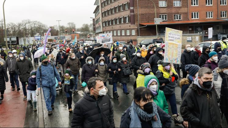 Unter dem Motto „Grundrechte sind nicht verhandelbar” sind am Samstag 1750 Impfskeptiker und Kritiker der Corona-Maßnahmen in Osnabrück auf die Straße gegangen.