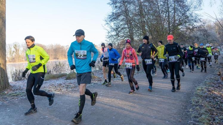 Bei eisigen Temperaturen gingen die Läuferinnen und Läufer auf die Strecke um den Rubbenbruchsee.