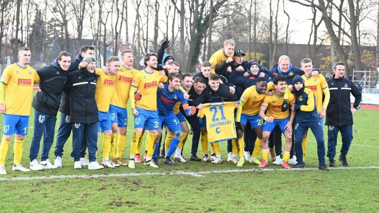 Die Regionalliga-Fußballer des SV Atlas Delmenhorst haben den Einzug in die Meisterrunde bejubelt. Ab März kann sie dort Eigenwerbung betreiben.