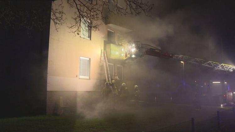 Nach drei mutmaßlichen Brandstiftungen in Düsternort musste die Feuerwehr mehrere Personen über die Drehleiter aus ihren Wohnungen retten.