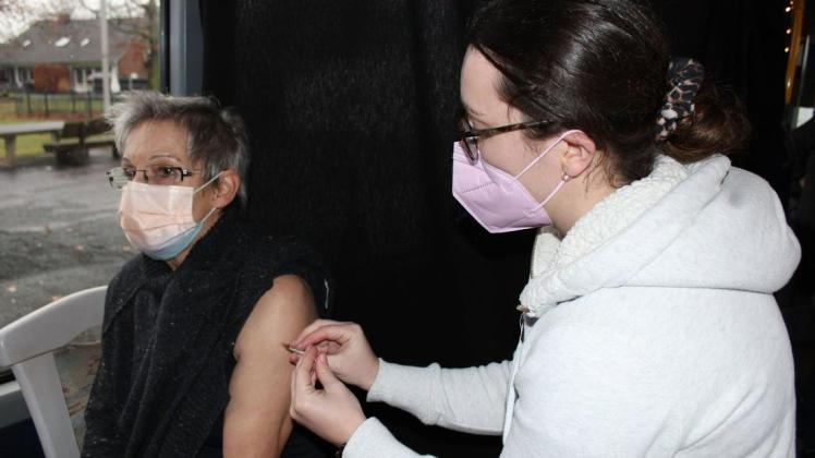 Im Impfbus ging das Impfen zügig voran: Charlene Schmidt impft Ute Strauer.
