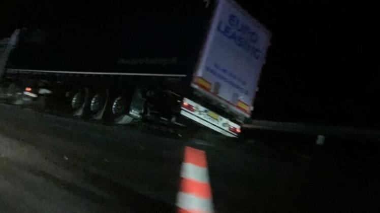 Am Montagabend kam zu nach einem Überholvorgang auf der A210 (Rendsburg Richtung Kiel) zu einem Unfall. Die Straße war mehrere Stunden gesperrt.