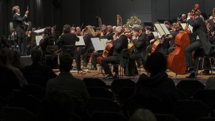 Volle Bühne: Das Osnabrücker Symphonieorchester lässt sich beim dritten Konzert dieser Spielzeit von einer Menge Gäste unterstützen.
