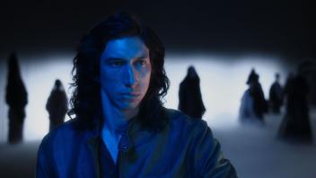 Düsterer Moment für Adam Driver in seiner Rolle des Stand-up-Comedians Henry in Leos Carax&apos; neuem Film "Annette". 
