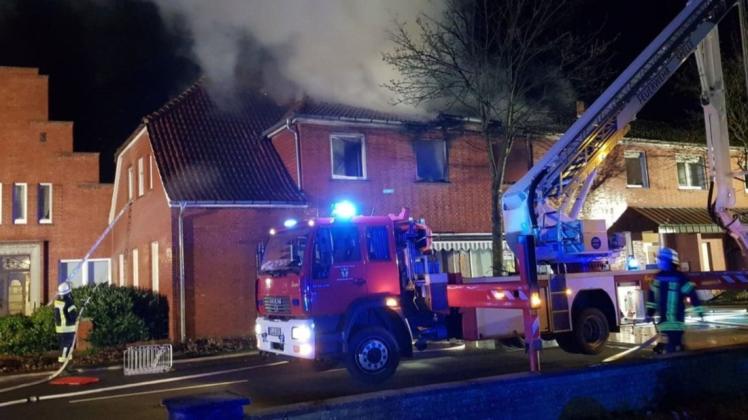Am vergangenen Donnerstag ist in Beesten ein Haus in Brand geraten. Eine Bewohnerin ist nun im Krankenhaus an ihren lebensgefährlichen Brandverletzungen verstorben. (Archivfoto) Am vergangenen Donnerstag ist in Beesten ein Haus in Brand geraten. Eine Bewohnerin ist nun im Krankenhaus an ihren lebensgefährlichen Brandverletzungen verstorben. (Archivfoto)
