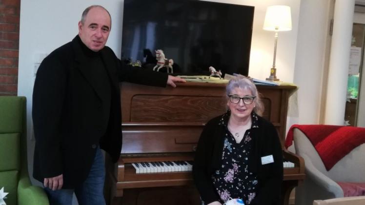 Lutz Fischer hat dem Laurentius-Hospiz ein Klavier gespendet. Die stellvertretende Einrichtungsleiterin Petra Bones hat schon mal die ersten Töne gespielt.