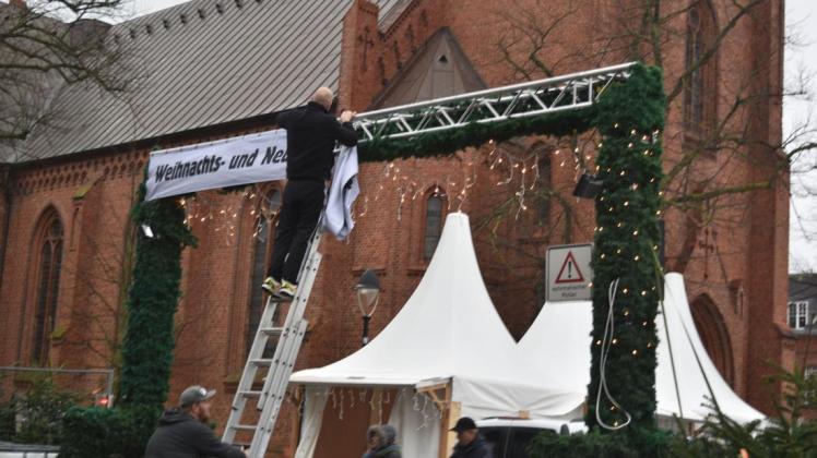 Die Schilder Weihnachts- und Neujahrsmarkt am Warnemünder Kirchenplatz werden abgebaut.
